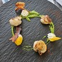Jakobsmuscheln mit knusprigem Speck, Erbsencreme und K�semousse