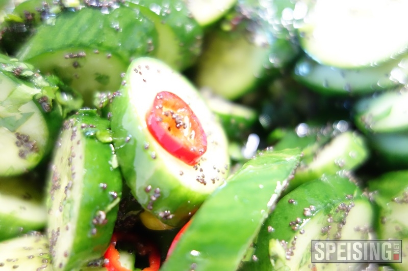 Gurkensalat mit Mohn, Chilis, Koriander, s-sauer, fertig.