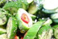 Gurkensalat mit Mohn, Chilis, Koriander, s-sauer, fertig.
